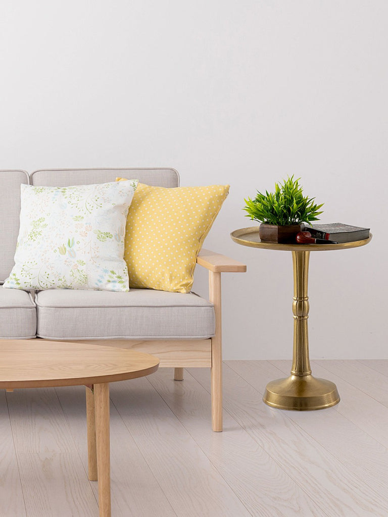 Sidebord rund klassisk design guld, midterfod i metal - Nordic Unique