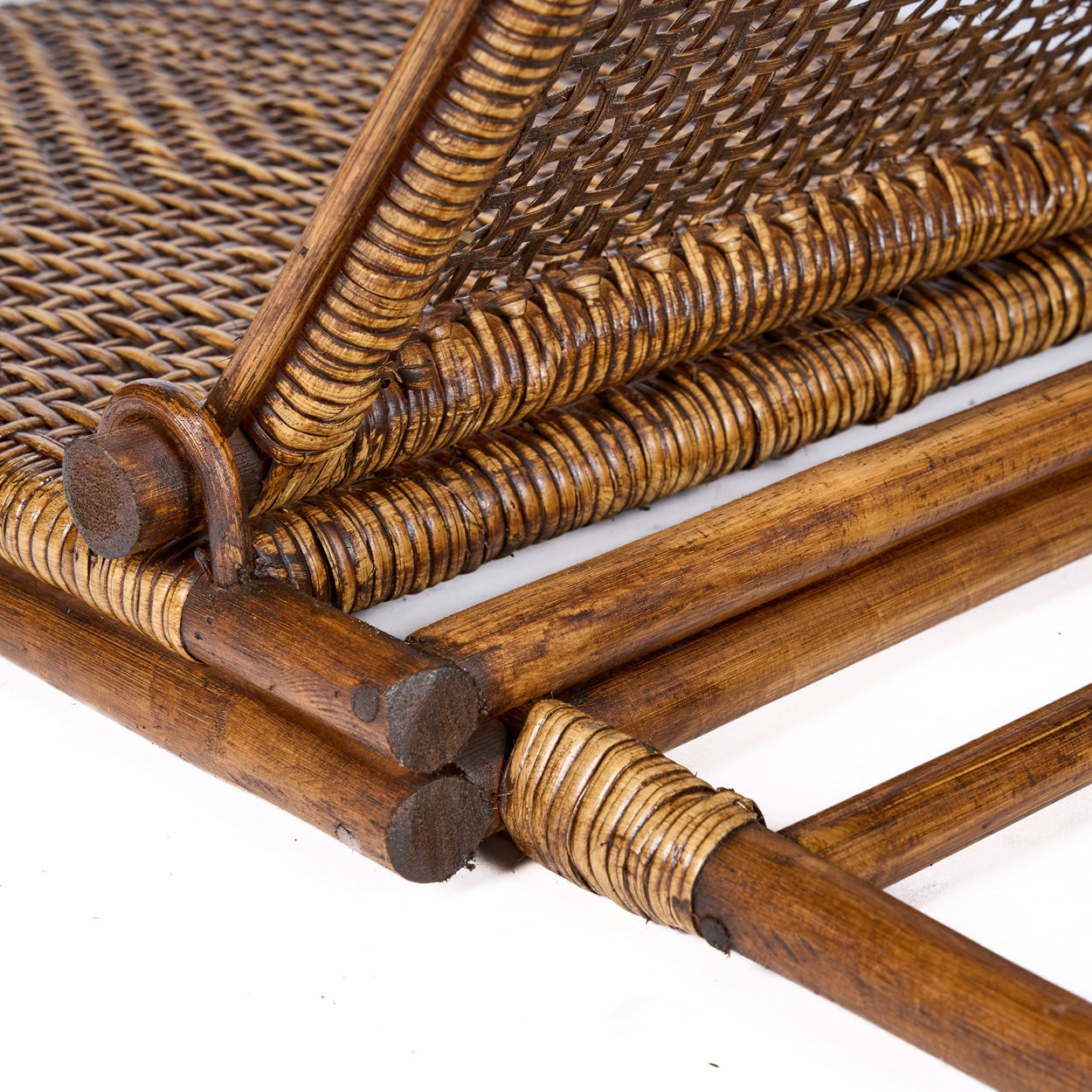 Rattan Gulvlænestol - Mørk Valnød - Nordic Unique