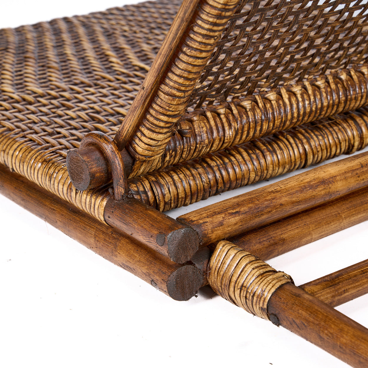 Rattan Gulvlænestol - Mørk Valnød - Nordic Unique