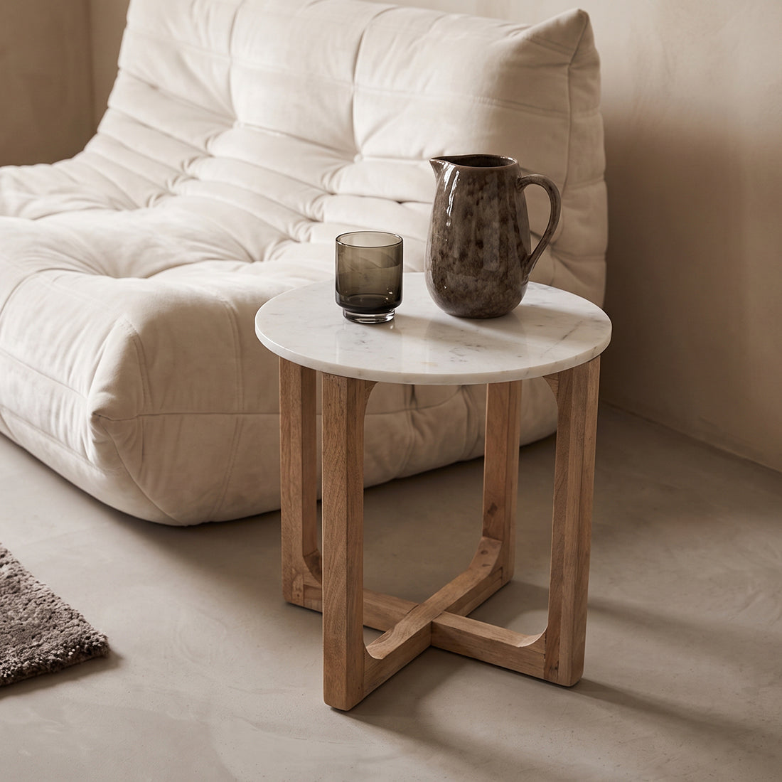 Rundt sidebord i marmor - hvid